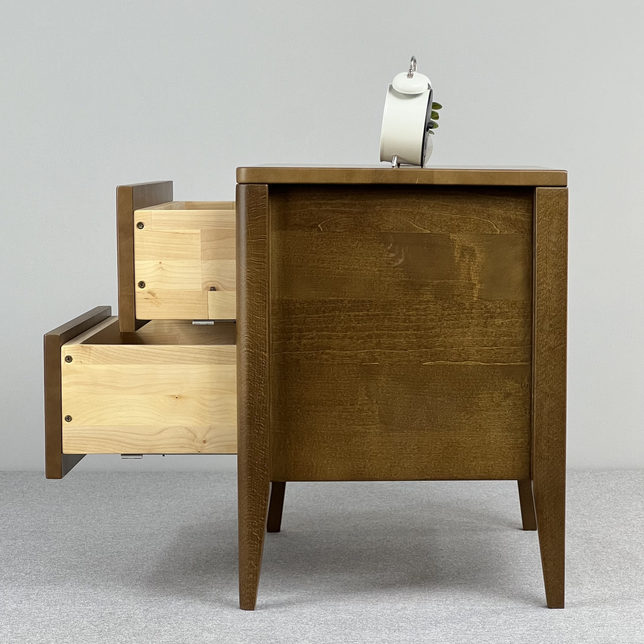 Тумбочка "Хюгге" из натурального дерева с фурнитурой BLUM. Бесплатная доставка