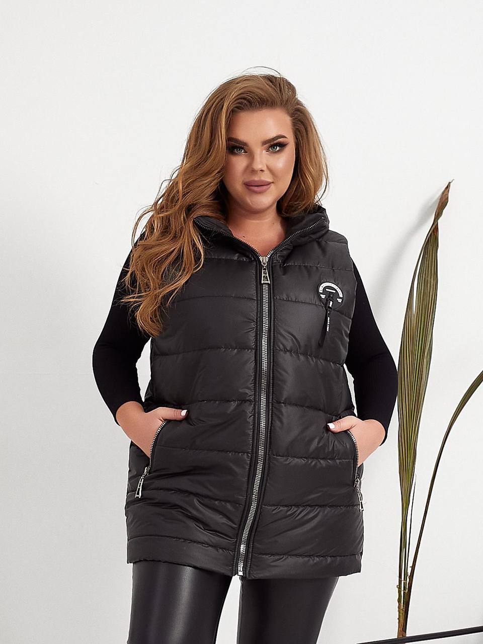Жіноча подовжена стьобана жилетка безрукавка з капюшоном, утеплена синтепоном, батал великі розміри, фото 1