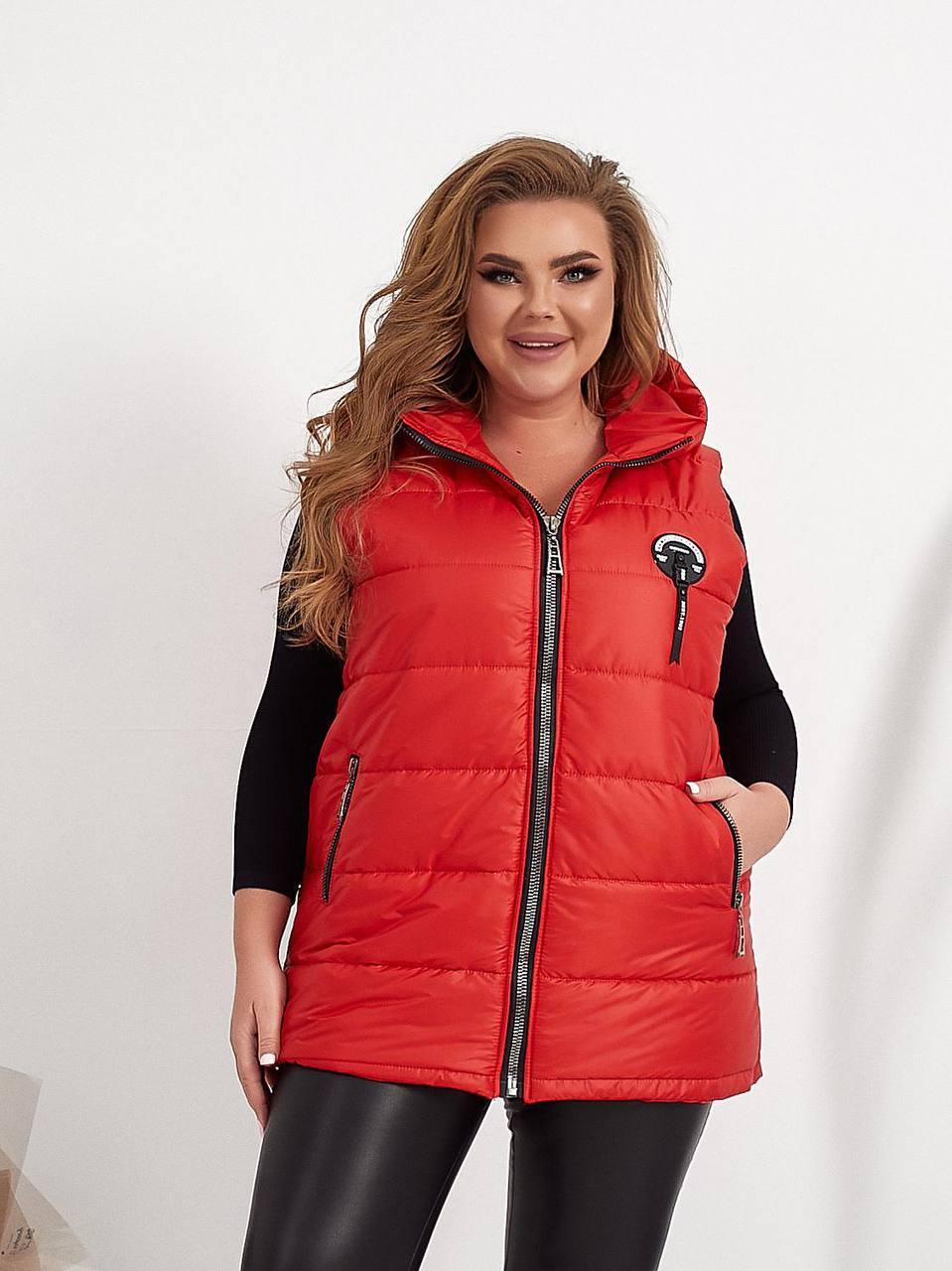 Жіноча подовжена стьобана жилетка безрукавка з капюшоном, утеплена синтепоном, батал великі розміри, фото 1