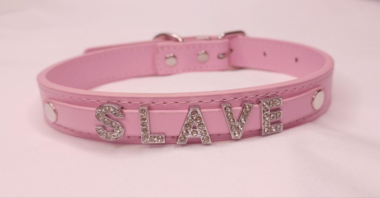 Чокер нашийник рожевий зі стразами та металевим написом SLAVE