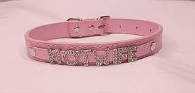 Чокер нашийник рожевий зі стразами та металевим написом HOT WIFE