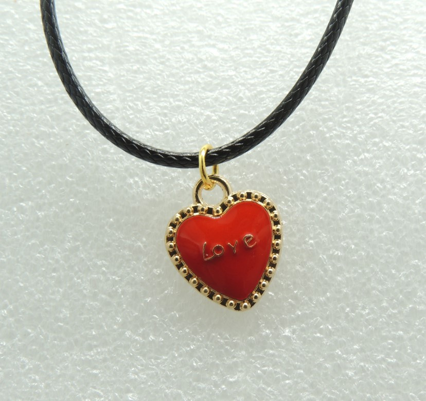 Кулон на шкіряному шнурку Liresmina Jewelry червоне серце з написом Love (любов) емаль 1.5 см золотистий