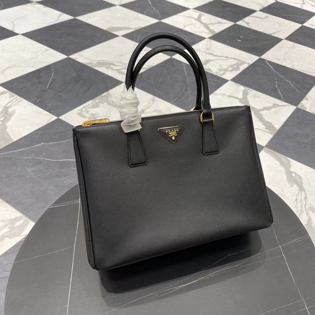 Жіноча сумка Prada