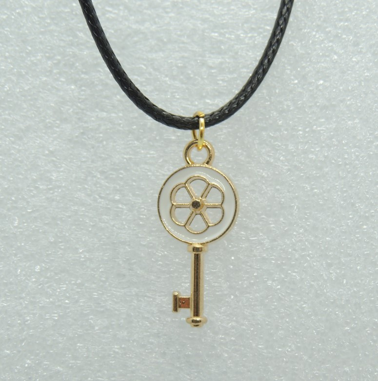 Кулон на шкіряному шнурку Liresmina Jewelry золотий ключик з квіточкою емаль 1.5 см золотистий