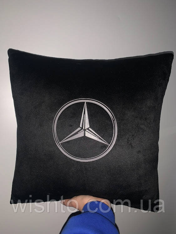 Подушка плюшева в машину з вашими ініціалами і маркою машини