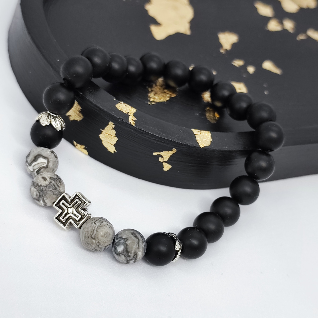 Браслет з каміння чорний онікс і яшма сіра з металевим хрестиком на 23 намистини, фото 1