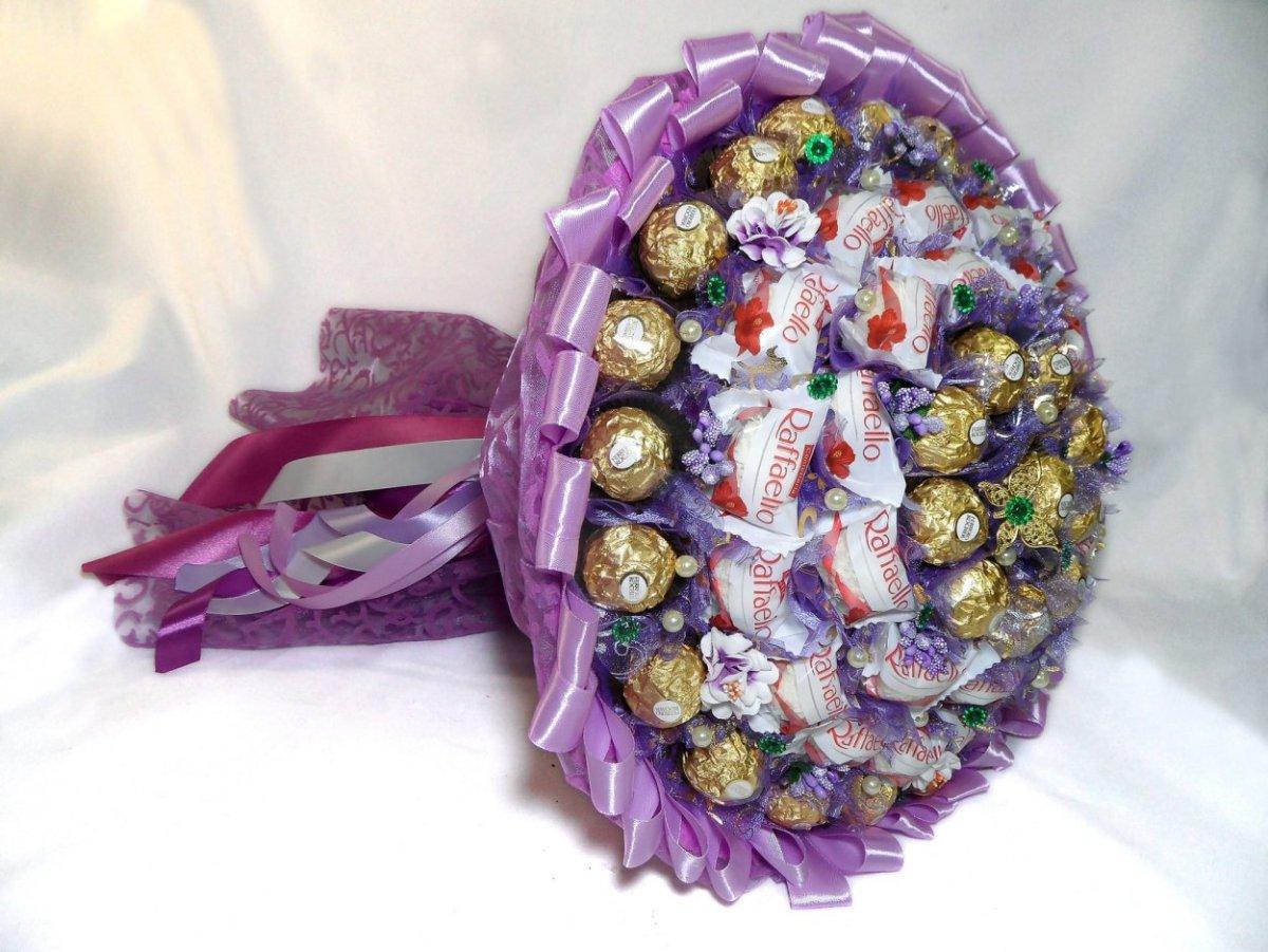 Букет із цукерок Ферреро Роше і Рафаелло Ferrero шоколадний подарунок фіолетовий