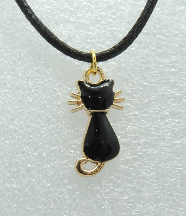 Кулон на шкіряному шнурку Liresmina Jewelry чорна кішечка емаль 2,2 см золотистий