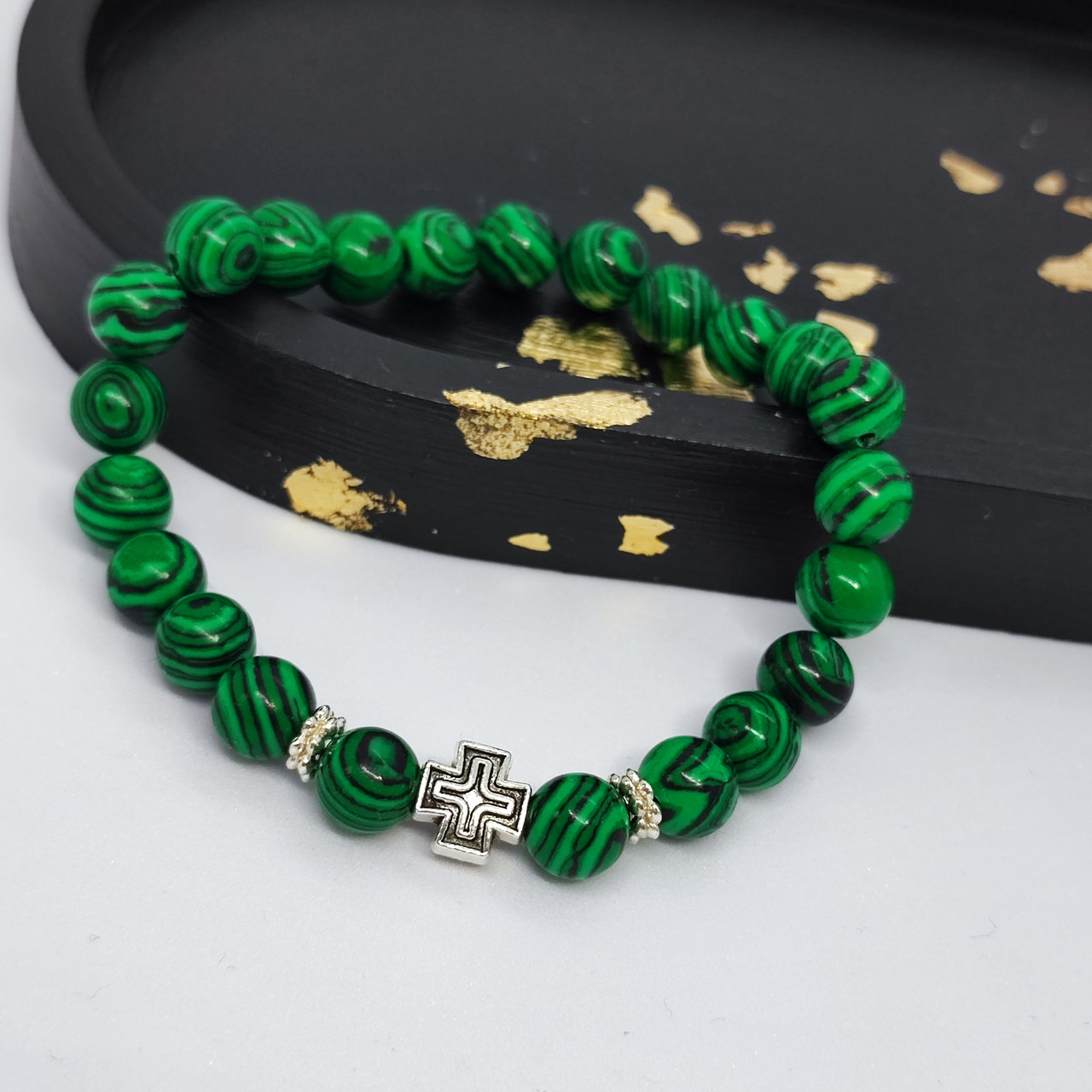 Браслет з каміння малахіту з металевим хрестиком на 23 намистини, фото 1