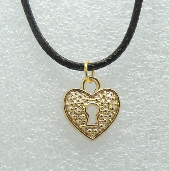 Кулон на шкіряному шнурку Liresmina Jewelry замкнене серце емаль 1,5 см золотистий