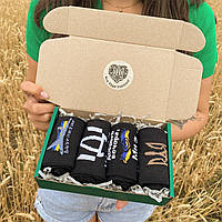 Модні чоловічі шкарпетки в подарунковій коробці з українською символікою ЗСУ 40-44 4 шт