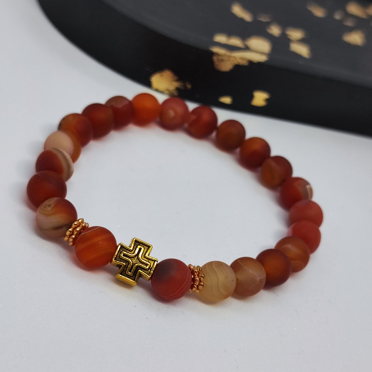 Браслет з натурального каміння сардоніксу з металевим хрестиком на 23 намистини, фото 1