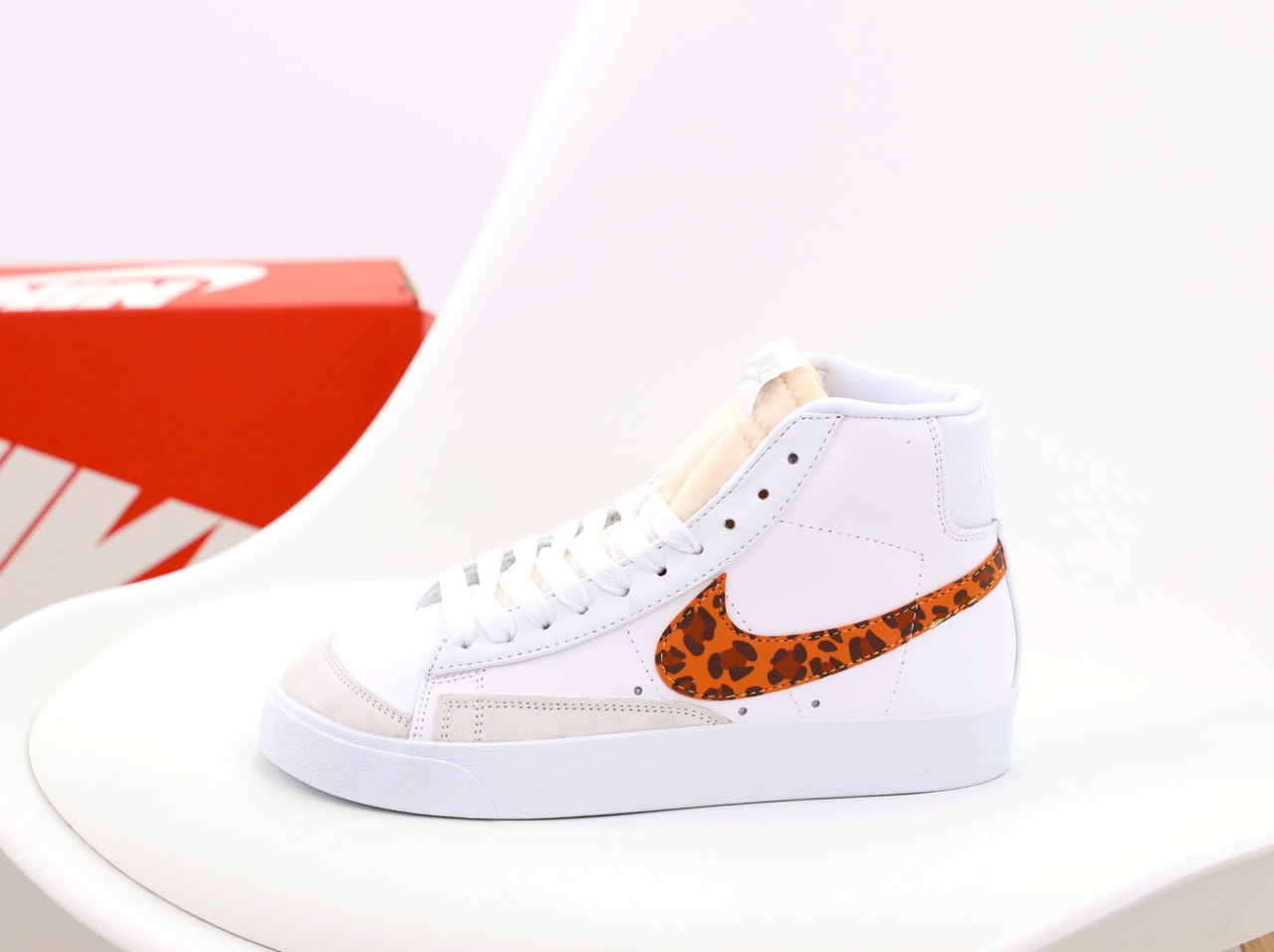 Жіночі Кросівки Nike Blazer High 77 White Jaguar / Найк Блейзер 77 Ягуар Високі Білі з Помаранчевим