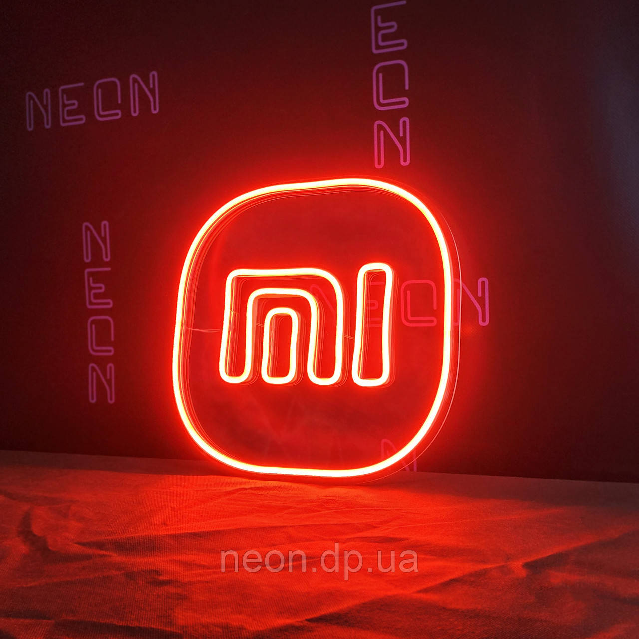 Неонова вивіска "Xiaomi"