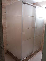 Душевая кабина из матового стекла с раздвижной дверью 