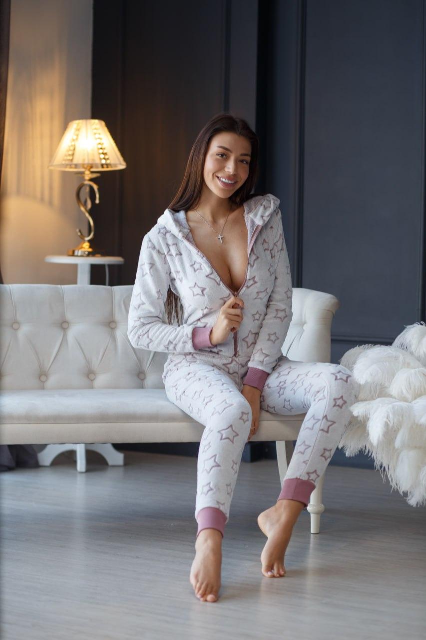 Тепла жіноча піжама з кишенею на попі та капюшоном SweetJama Frozy Зірки пудра, фото 1