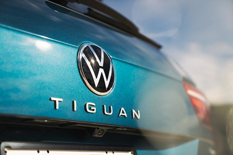 Шильдик емблема напис на багажник Volkswagen Tiguan колір хром