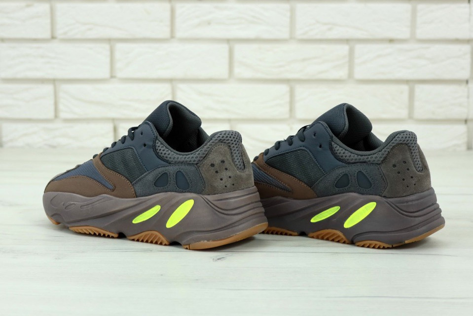 Yeezy cheap 700 brown