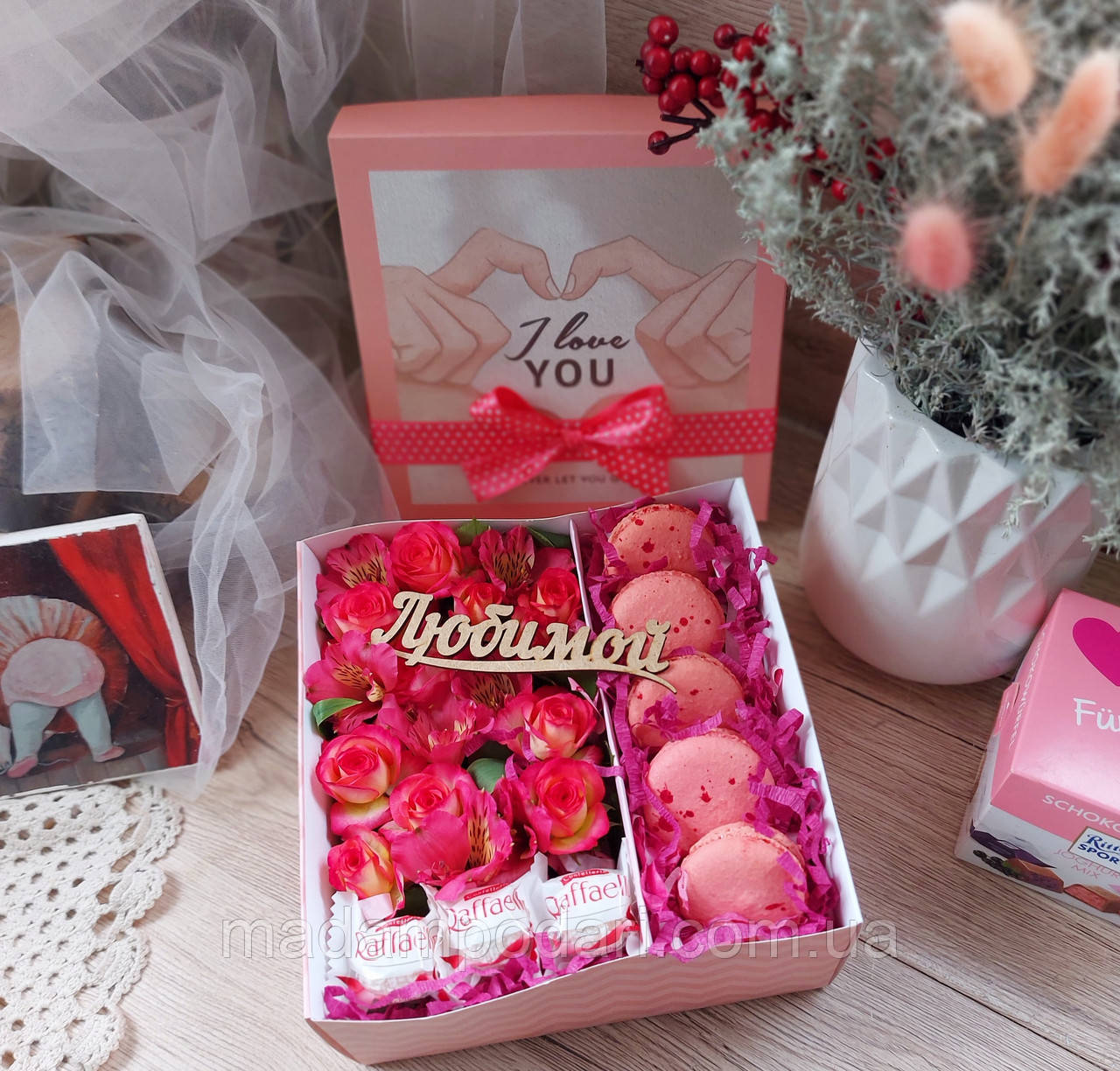 Солодкий букет у коробці/ Солодкий Букет дівчині на День закоханих/Коробочка з квітами та макарунами