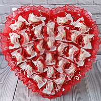 Червоний великий букет цукерок у вигляді серця подарунок з рафаелло для жінки дівчина жінка на 8 березня