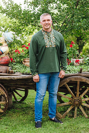 Чоловіча вишиванка оливкового кольору з тризубом і геометричними елементами машинної вишивки розміри M–5XL, фото 1