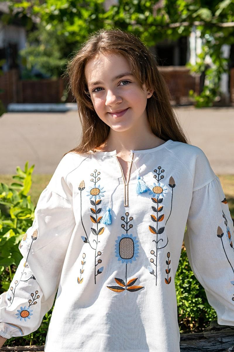 Молочна етно вишиванка для дівчинки з гладдю у квітковому стилі з рукавами-буфами