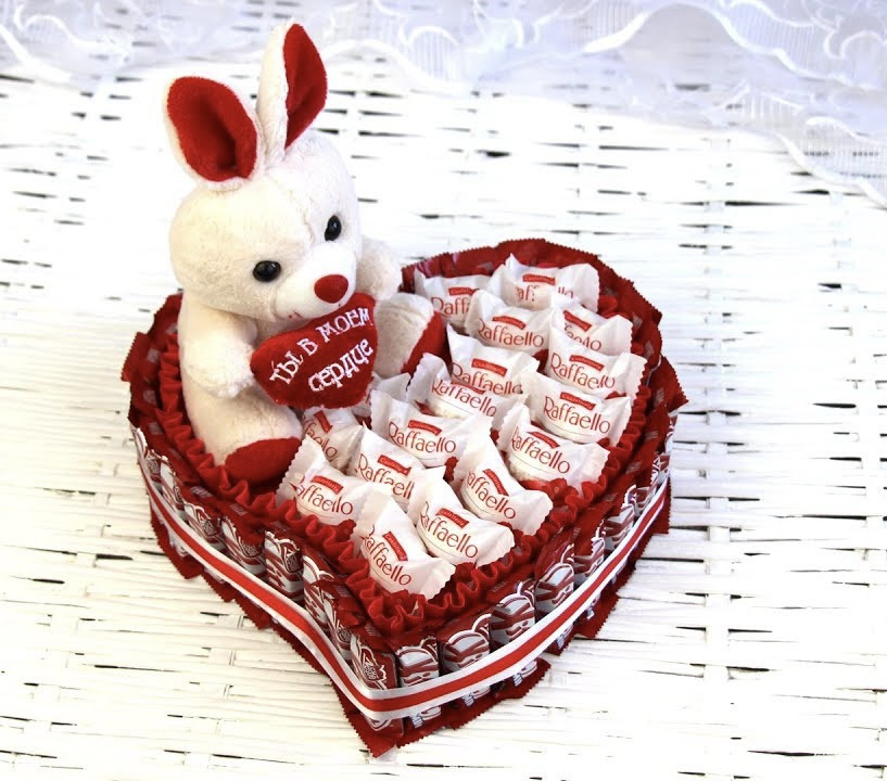 Серце з цукерок Рафаелло Ferrero, вафель Кіт Кіт і м’якою іграшкою солодкий романтичний подарунок