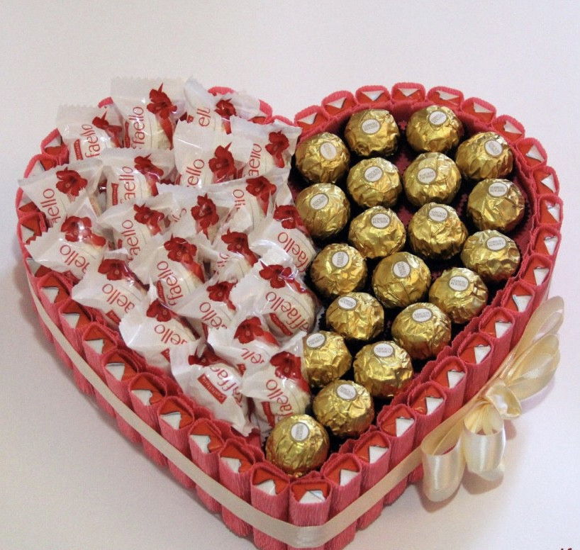 Серце з цукерок Рафаелло і Ферреро Ferrero і Кіндер шоколадок солодкий романтичний подарунок
