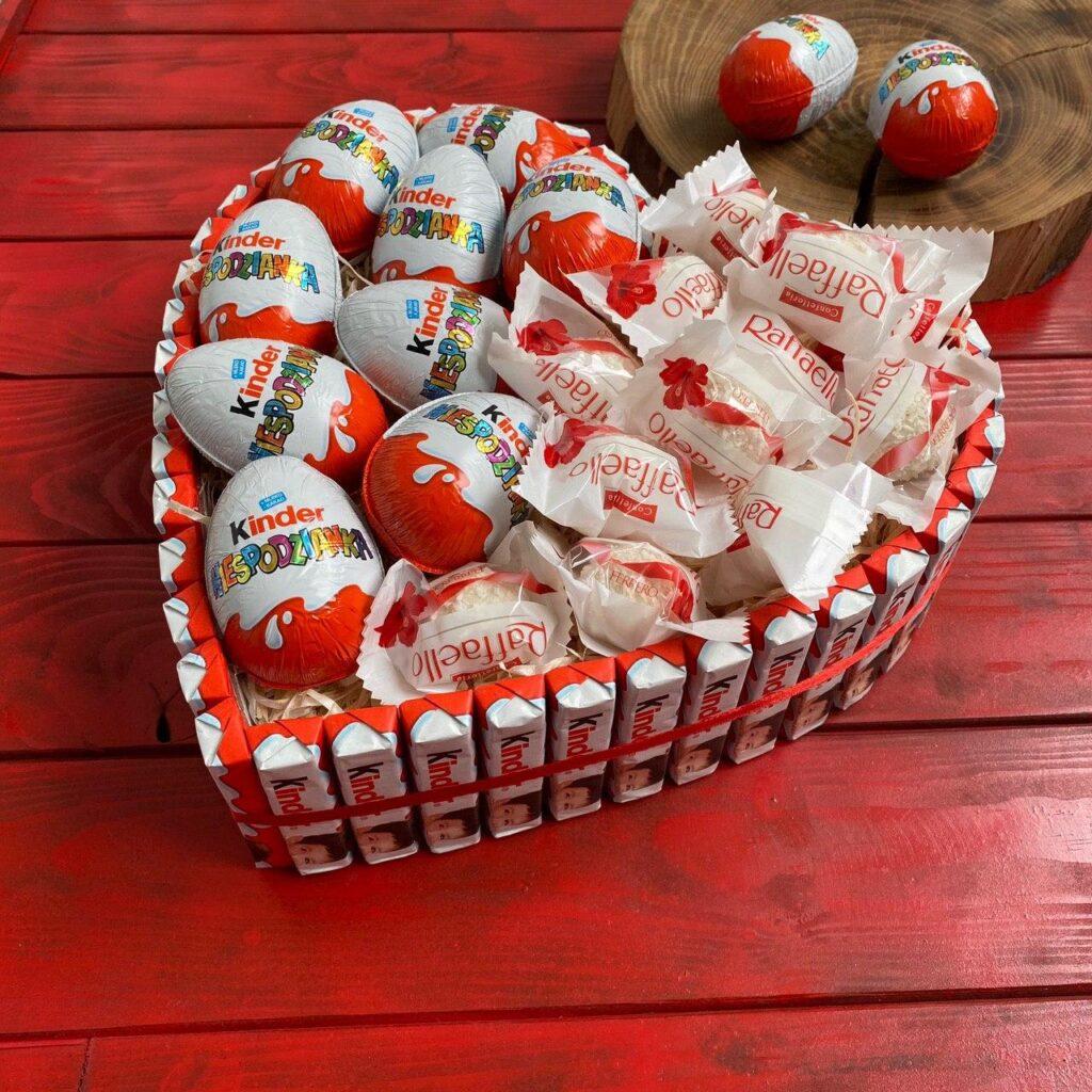 Серце з цукерок Raffaellо Ferrero, Кіндер шоколадок і Сюрпризів солодкий романтичний подарунок червоний