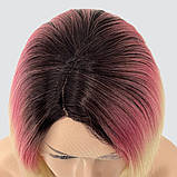 Перука каре без гривки на сітці, термоволосся, колір блондин з переходом від темного коріння до рожевого, фото 6