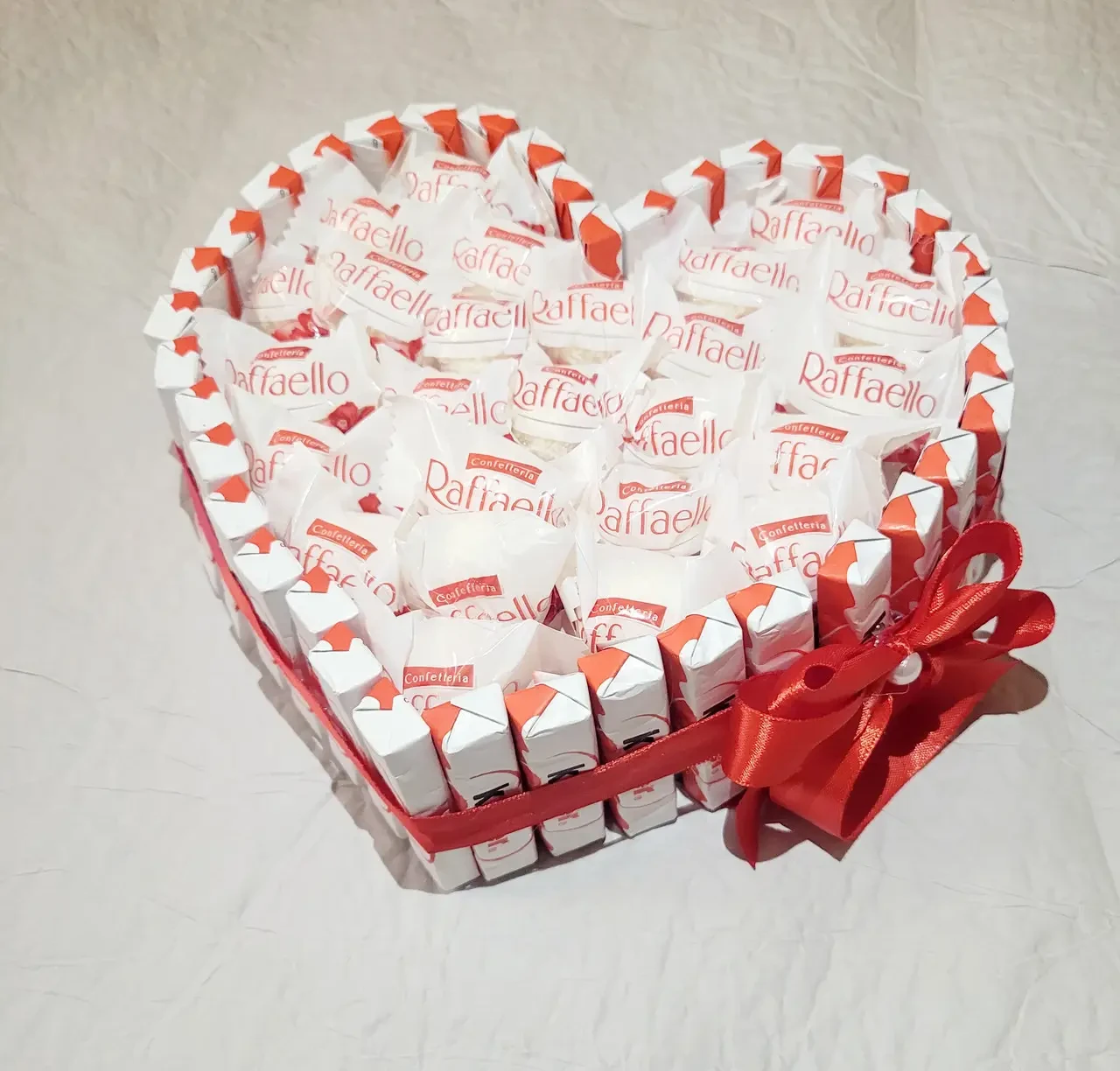Серце з цукерок Raffaellо Ferrero і Кіндер шоколадок солодкий романтичний подарунок