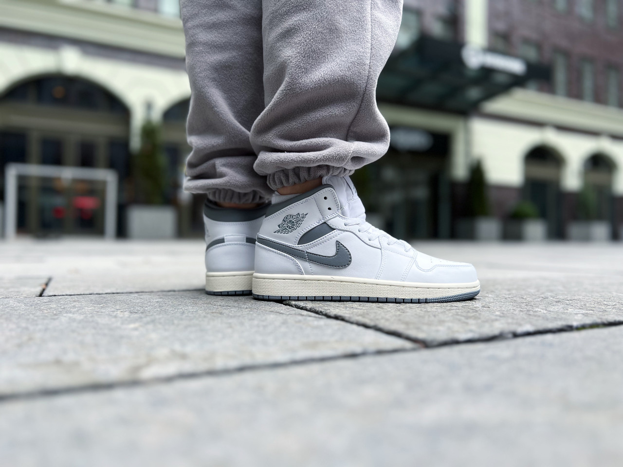 Womens air jordan 1 mid deals