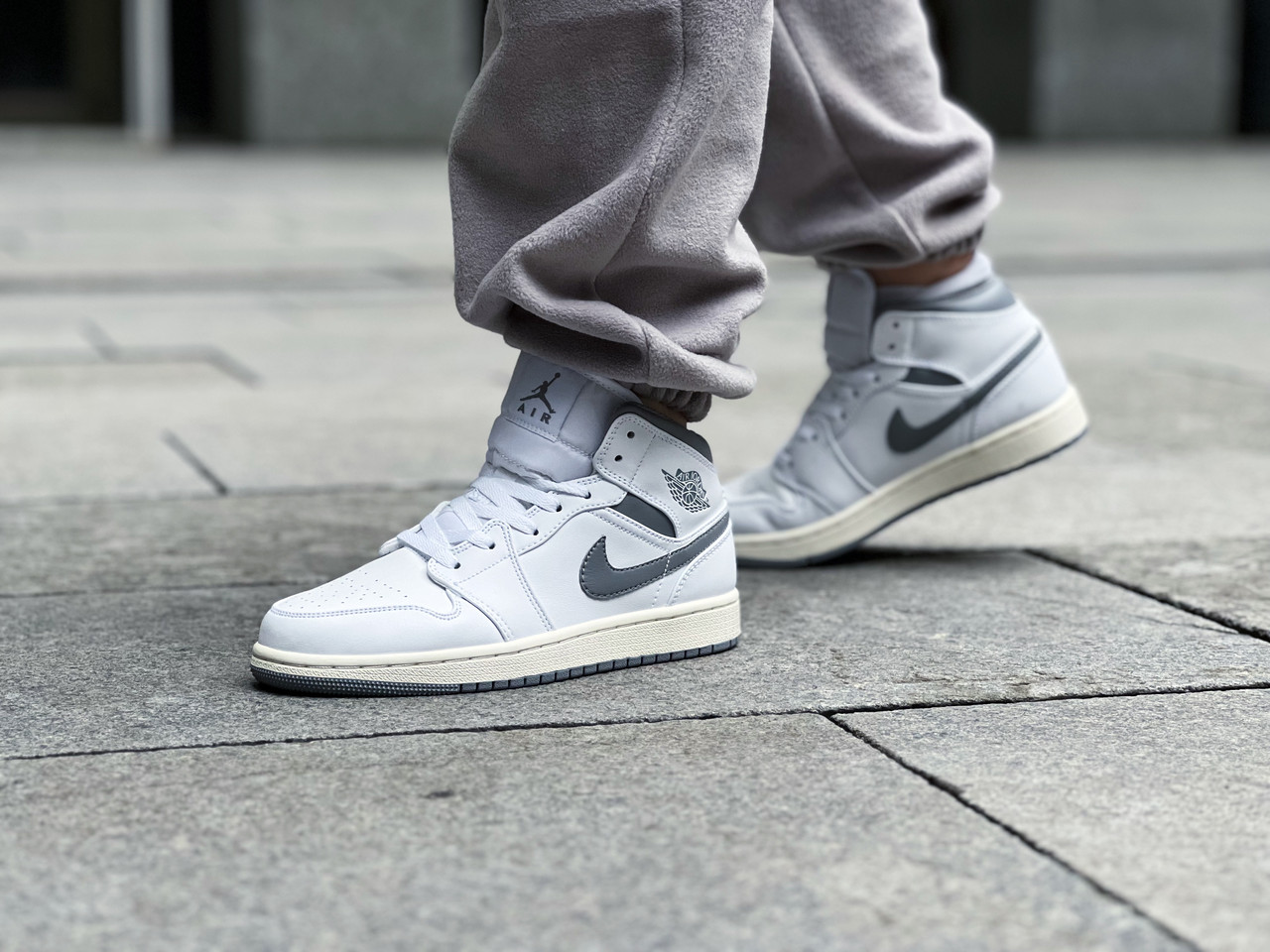 Air Jordan 1 Mid 'Neutral Grey' 554724-135