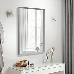 Дзеркало настінне в глибокій рамі