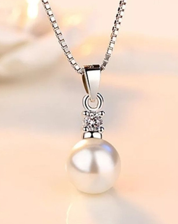 Кольє-ланцюжок із підвіскою зі стерлінгового срібла, намистини штучних перлів і білим кристалом