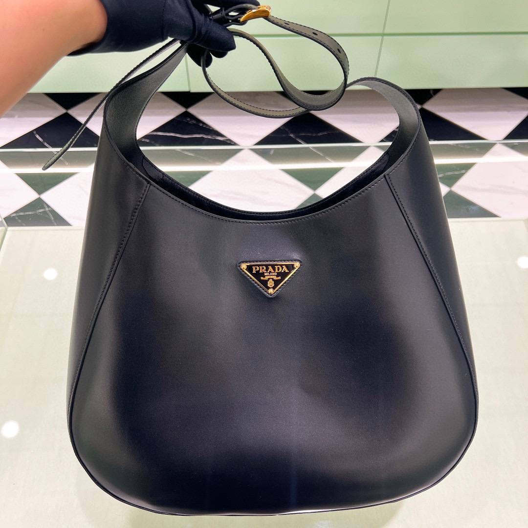 Велика шкіряна сумка Prada через плече з відстрочкою