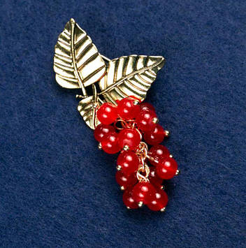 Брошка з натуральним каменем Сердолік "Гілочка з ягодами", золотий колір металу 60х35мм