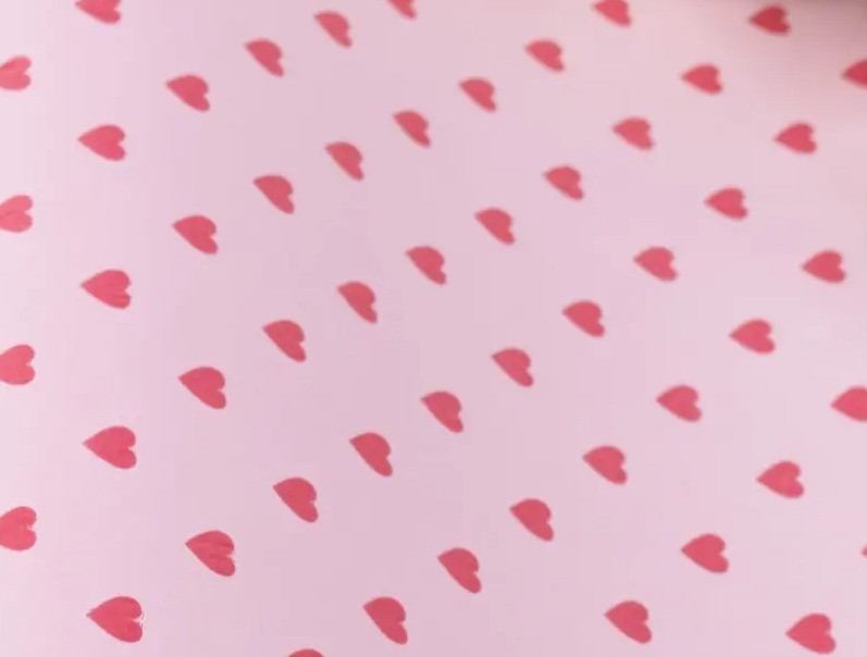 Подарунковий крафт папір у рулоні  "СЕРДЕЧКА НА Рожевому" 70см х 10 м