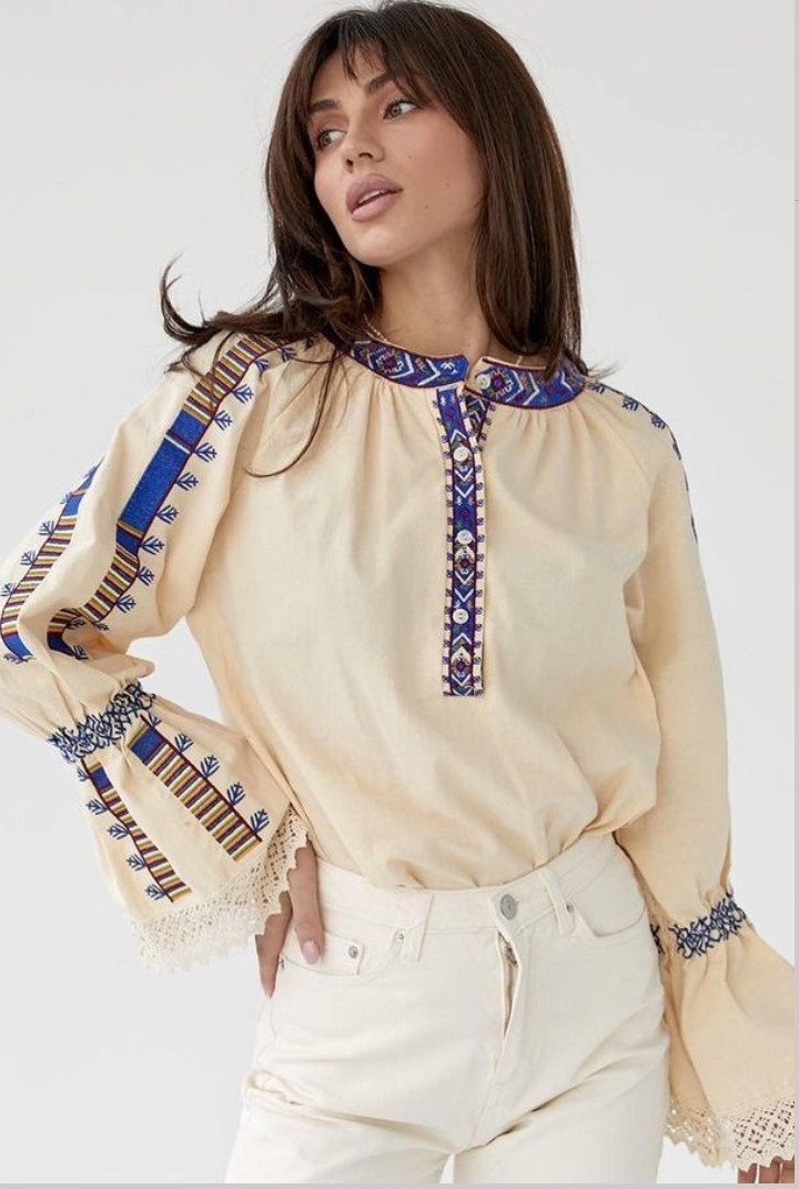 Вишиванка жіноча, блуза бежевого кольору з оригінальною вишивкою.