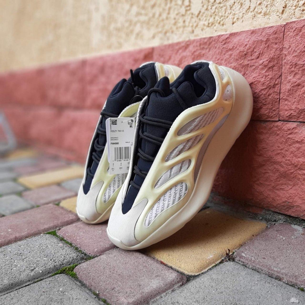 Чоловічі кросівки Adidas Yeezy 700 V3 Azael (бежеві з чорним) кроси рефлективи світяться неоном О10834 top, фото 1