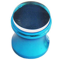 Штамп у синьому металевому стаканчику