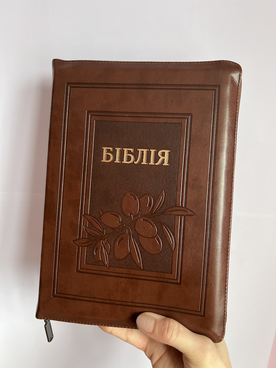 Біблія Коричнева з оливкою 17х25 см З індексами Замочком