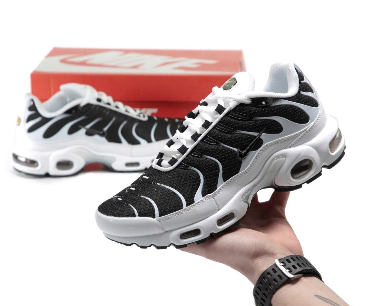 Чоловічі чорно-білі кросівки Nike Air Max Tn+
