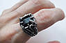 Чоловічий перстень з чорним кристалом імітація срібла., фото 2