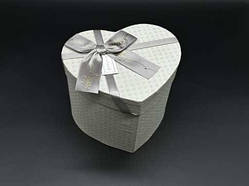 Коробка подарункова з ручками і бантиком. Серце. Колір сірий. 15х12х12см. / Коробка подарункова з ручками і бантиком. Серце. Колір