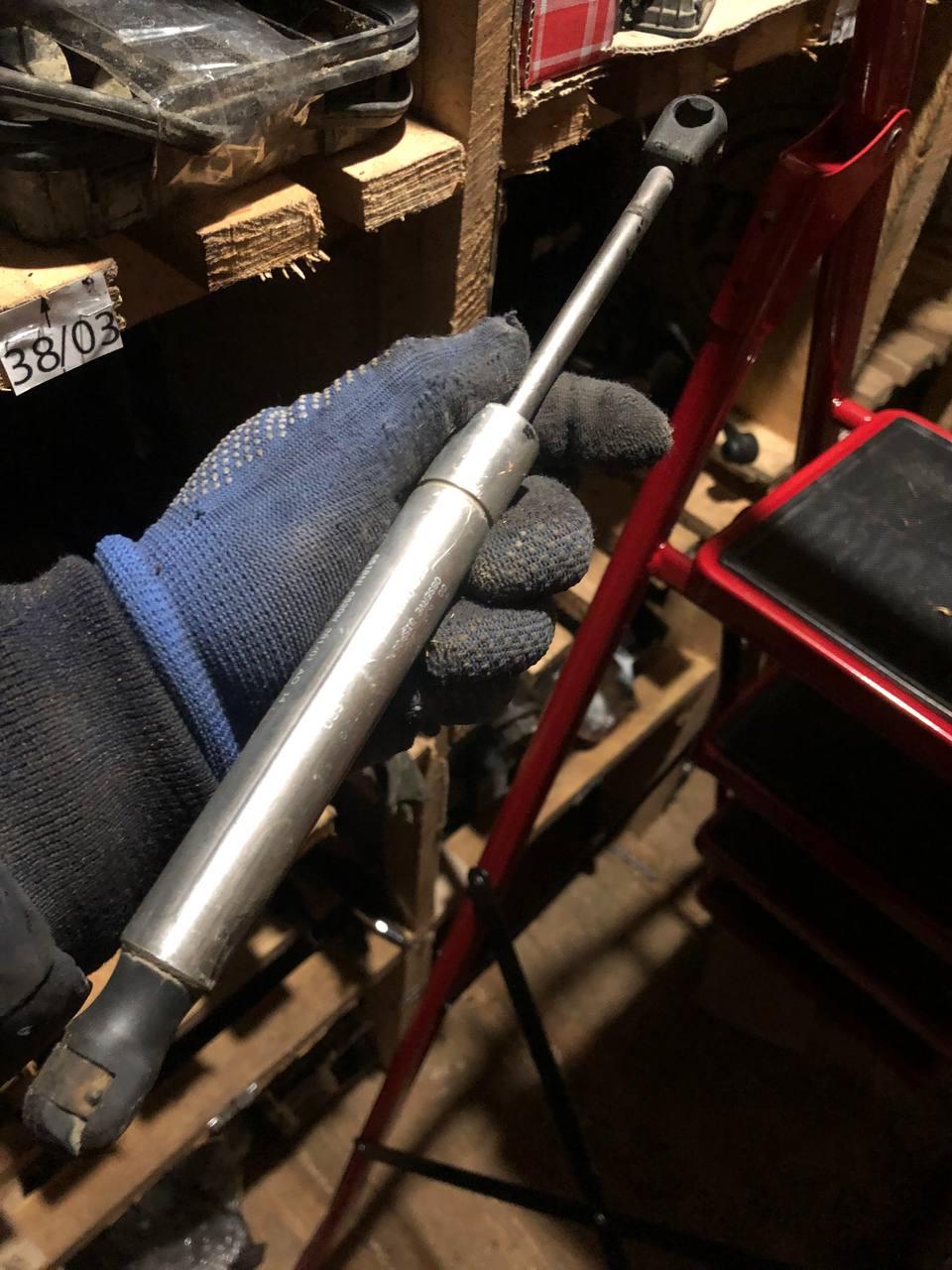 Амортизатор багажника SKODA SUPERB 02-08 пассат б5 седан 3B5827550E (ID ...