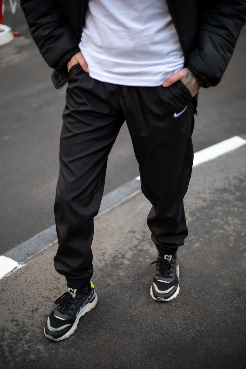 Купить Черные спортивные штаны Nike мужские из плащевки весенние ...