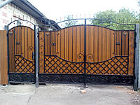 Кованые распашные ворота с калиткой.