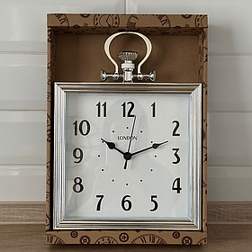 Квадратний настінний годинник у білому пластиковому корпусі 24*24 см