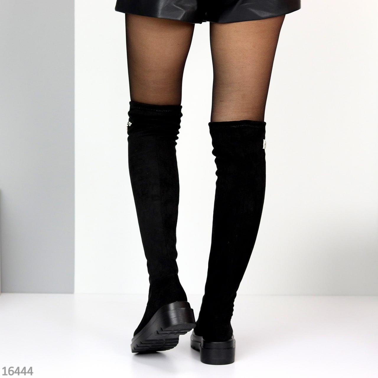 Черные замшевые высокие сапоги, модные весенние ботфорты, стильные женские удлиненные сапоги - фото 7 - id-p1763694045